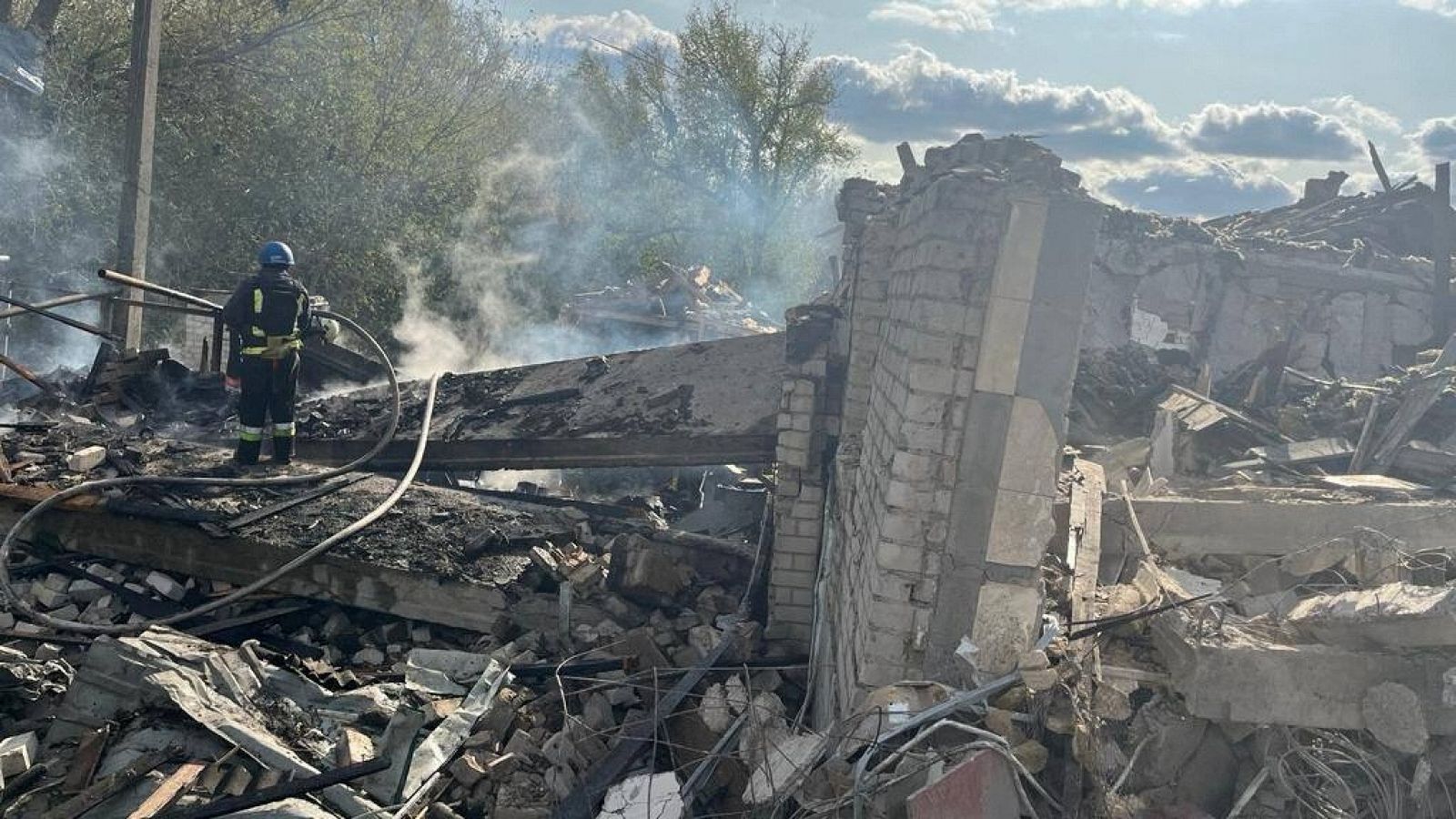 Zelenski denuncia la muerte de 48 personas en un ataque ruso contra un pueblo de la provincia de Járkov