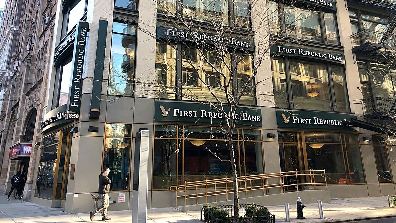 La fachada de un edificio del First Republic Bank