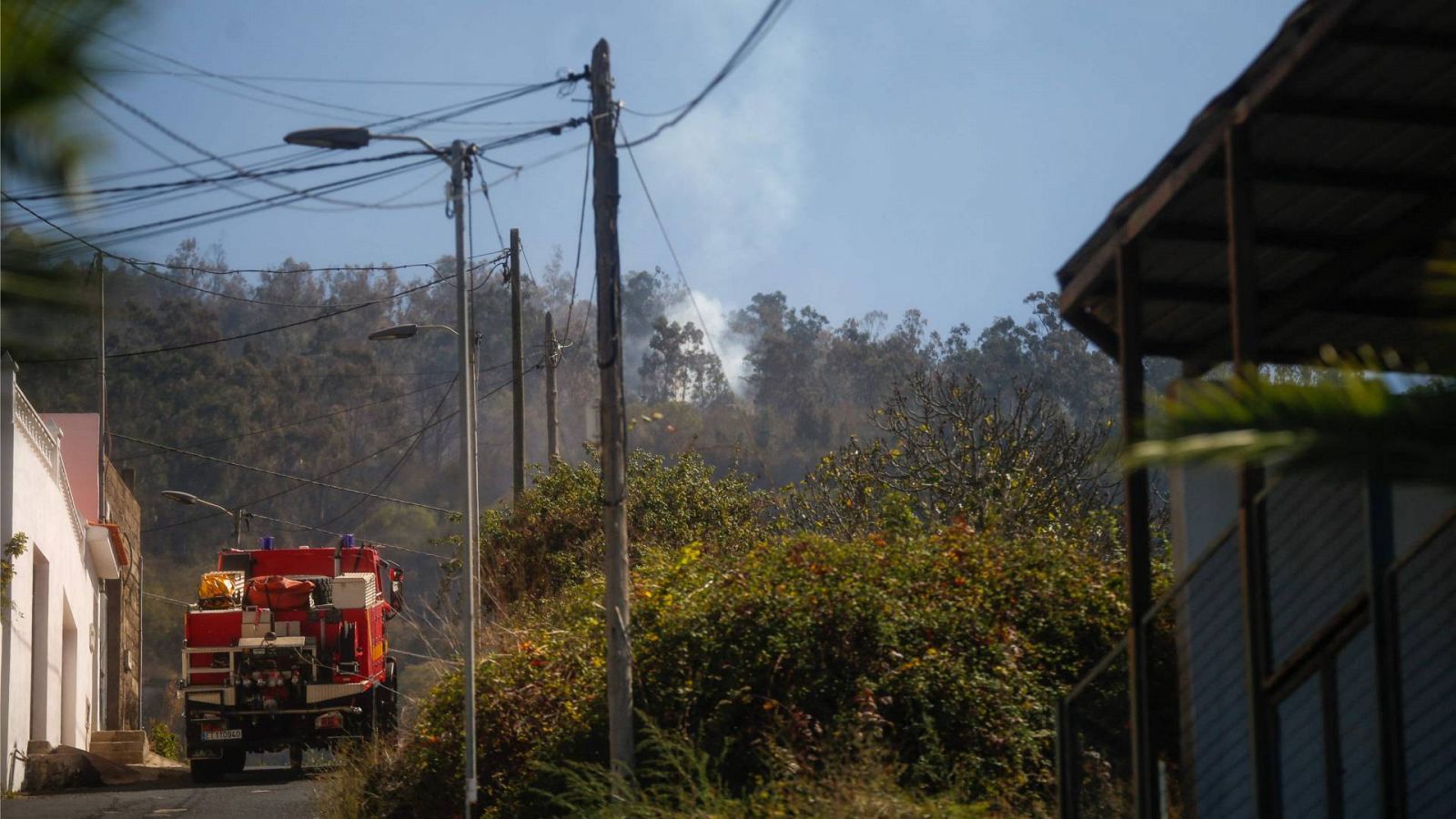 Efectivos terrestres en La Orotava, en el operativo de extinción tras la reactivación de las llamas en Tenerife