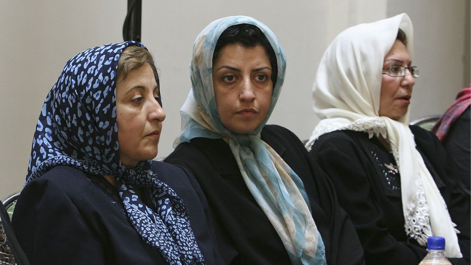 La activista Narges Mohammadi, en el centro, sentada junto a la también Premio Nobel de la Paz iraní Shirin Ebadi (i)