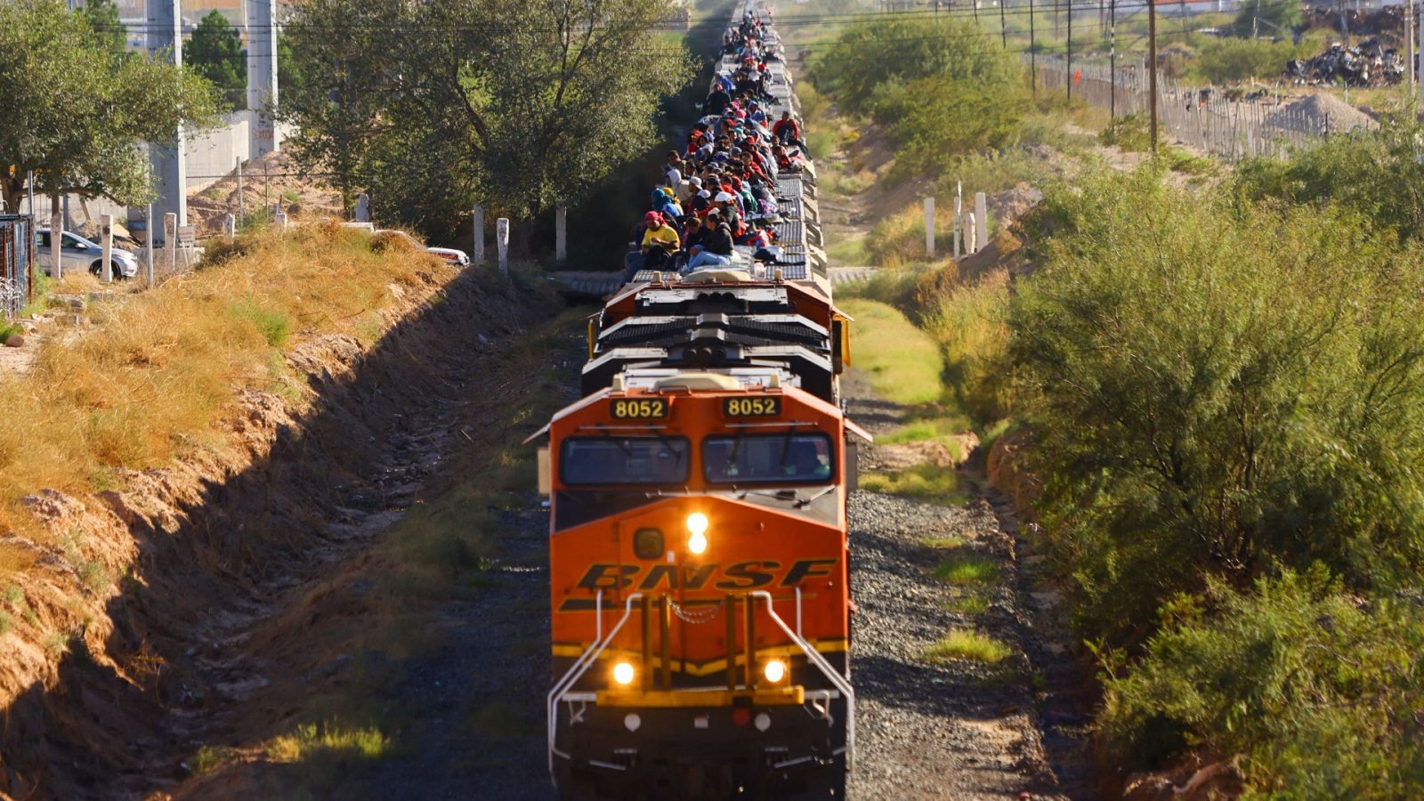 Migrantes, en su mayoría de Venezuela, viajan en un tren en Ciudad Juárez con la intención de llegar a EE.UU.