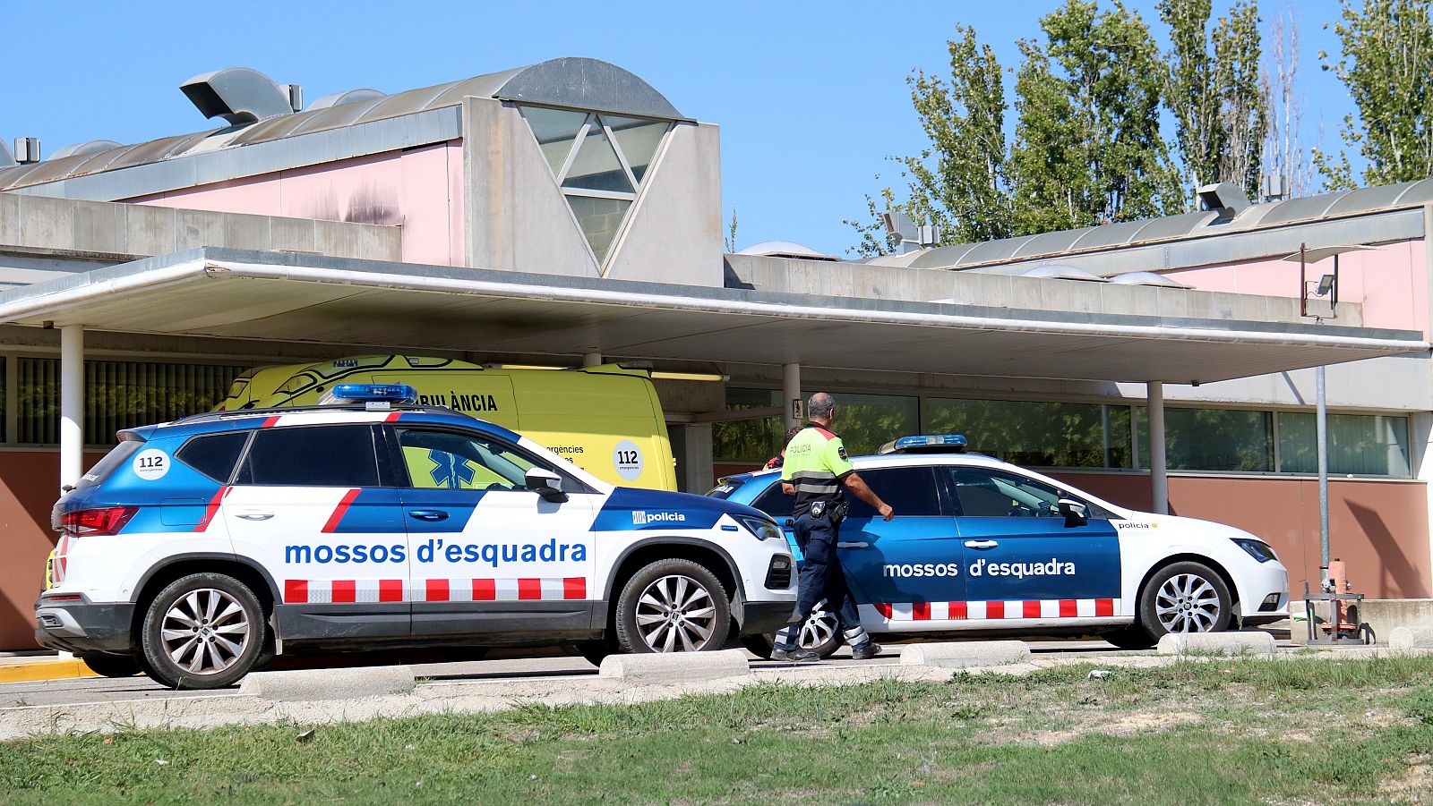 Dues patrulles dels Mossos davant l'edifici d'Urgències de l'hospital de Vilafranca del Penedès | ACN