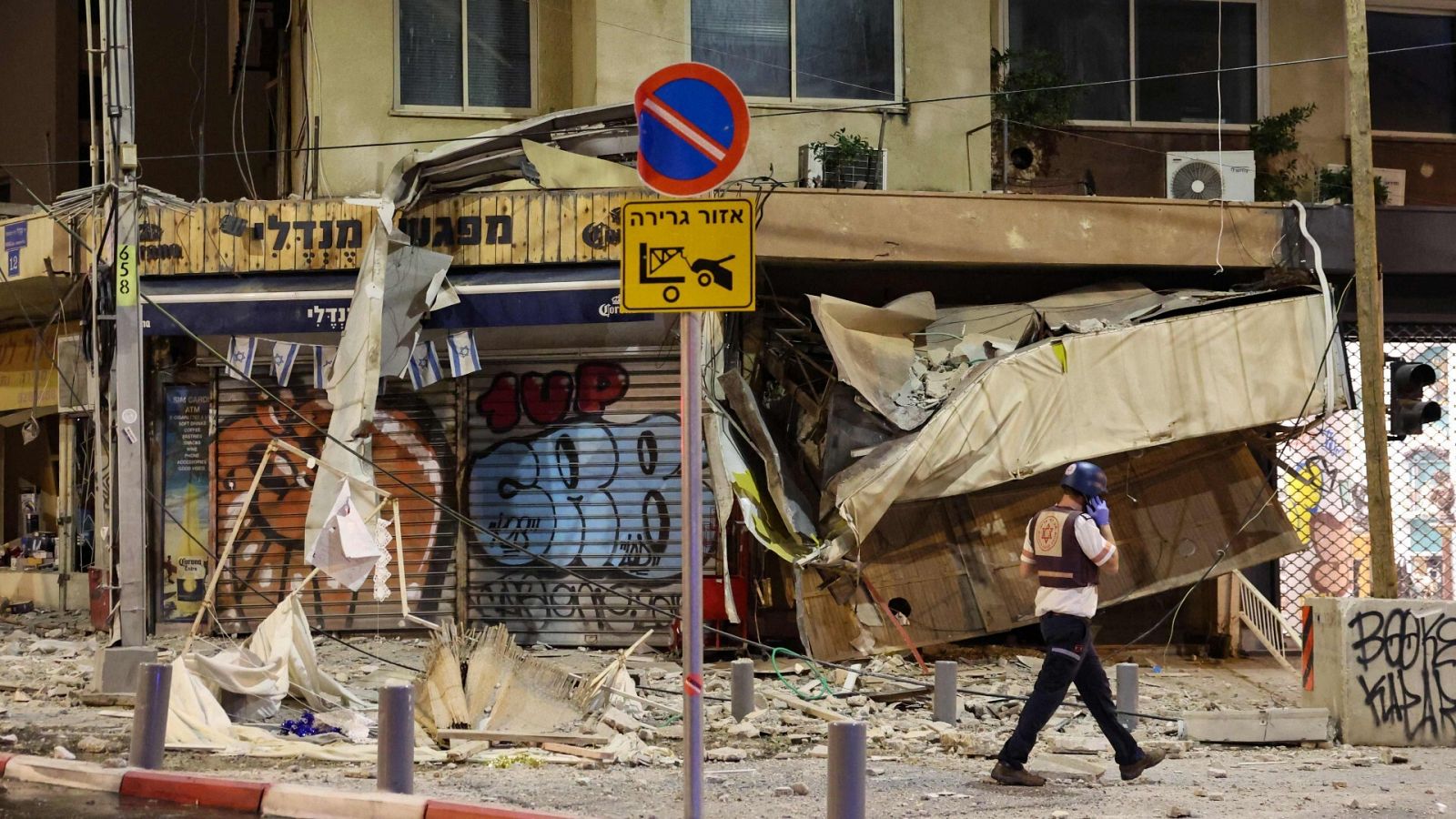 Una tienda dañada en Tel Aviv, después de que fuera alcanzada por un cohete disparado desde Gaza