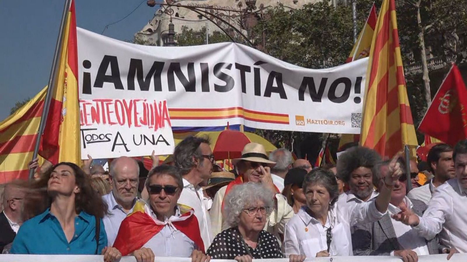 Capçalera de la manifestació convocada per Societat Civil Catalana a Barcelona contra l'amnistia