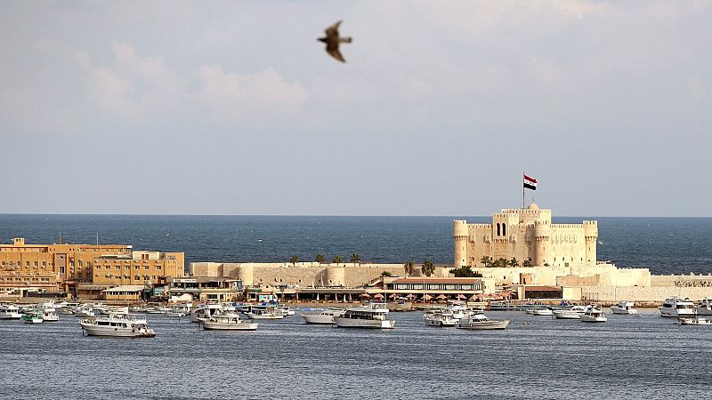 Barcos de excursiones de ocio y pesca, frente a la Ciudadela de Qaitbay en Alejandría.