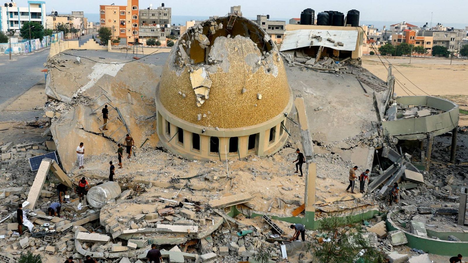 Una mezquita destruida tras los ataques en Khan Younis, en el sur de la Franja de Gaza