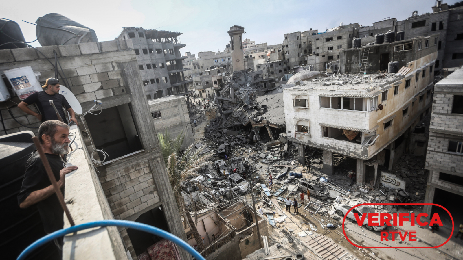 Guerra de Israel y Hamás en Gaza: palestinos inspeccionan la destrucción tras ataques aéreos israelíes en Gaza con el sello VerificaRTVE