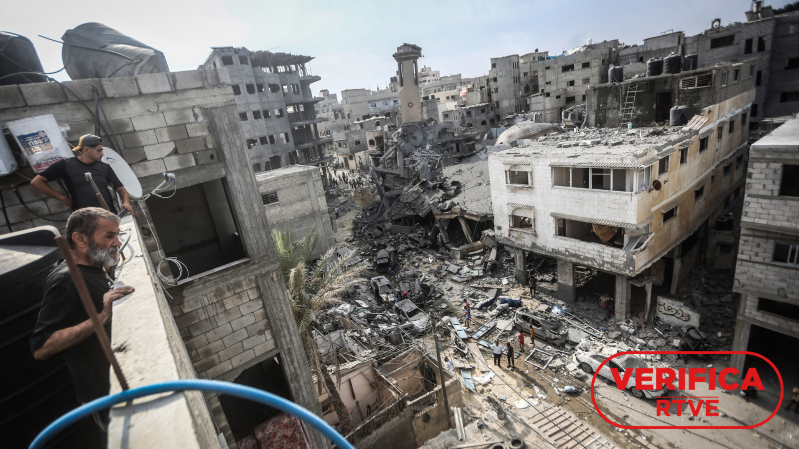 Guerra de Israel y Hamás en Gaza: palestinos inspeccionan la destrucción tras ataques aéreos israelíes en Gaza