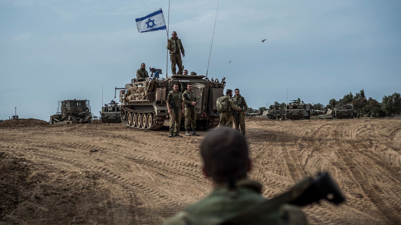 Guerra de Israel y Hamás: Fuerzas israelíes desplegadas en la frontera con Gaza