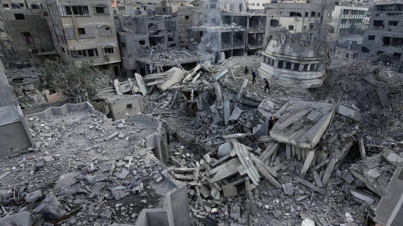 Escombros de una mezquita tras los ataques israelíes sobre Gaza