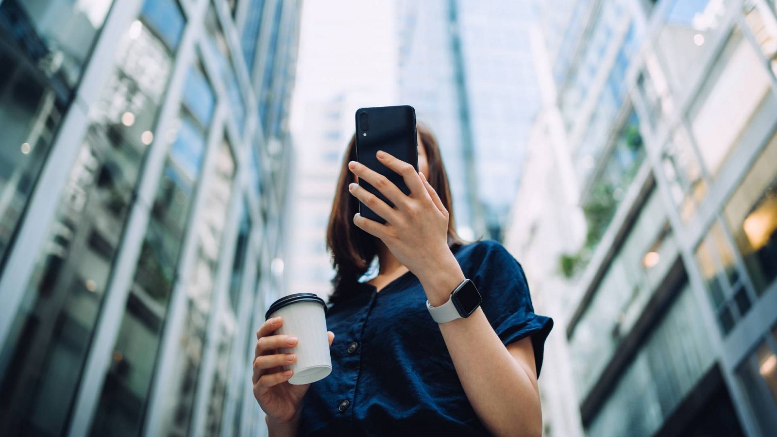 Una mujer utiliza un teléfono en una imagen de archivo