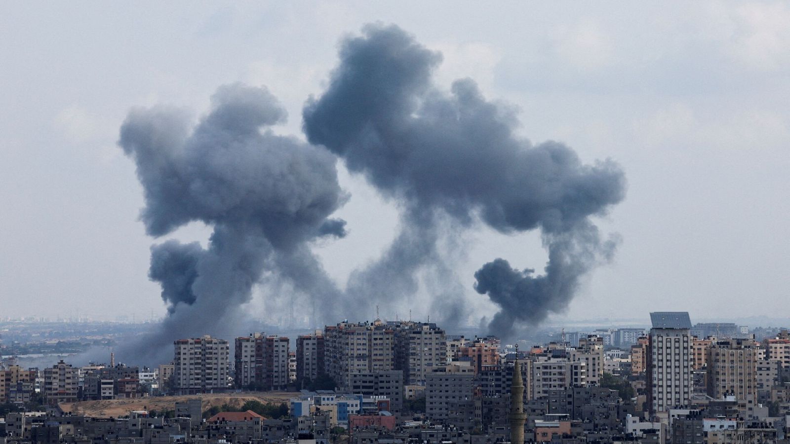 Humo tras los ataques israelíes en Gaza