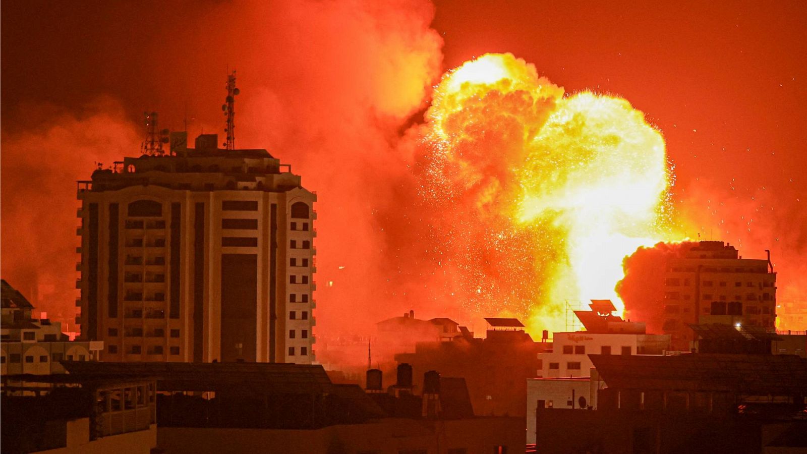 Explosión en la ciudad de Gaza durante un ataque aéreo de las fuerzas israelíes.