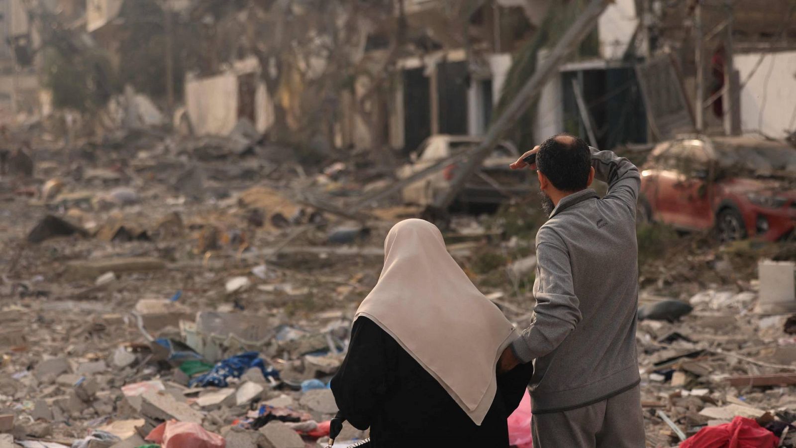 Guerra de Israel: Dos personas inspeccionan la destrucción masiva provocada por los ataques aéreos israelíes en Gaza