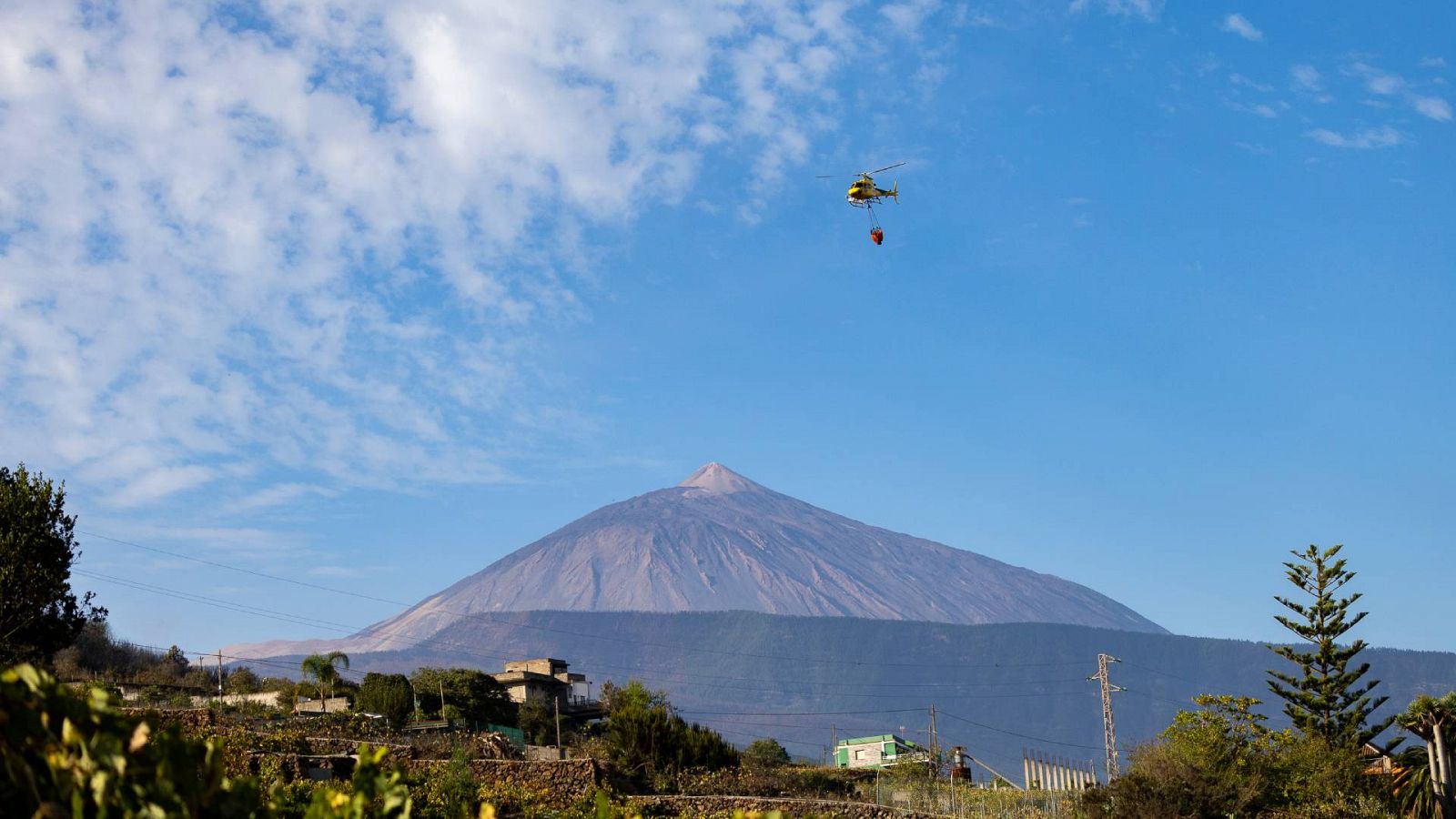 Un helicóptero trabaja en la extinción del incendio, en la localidad de Santa Úrsula.