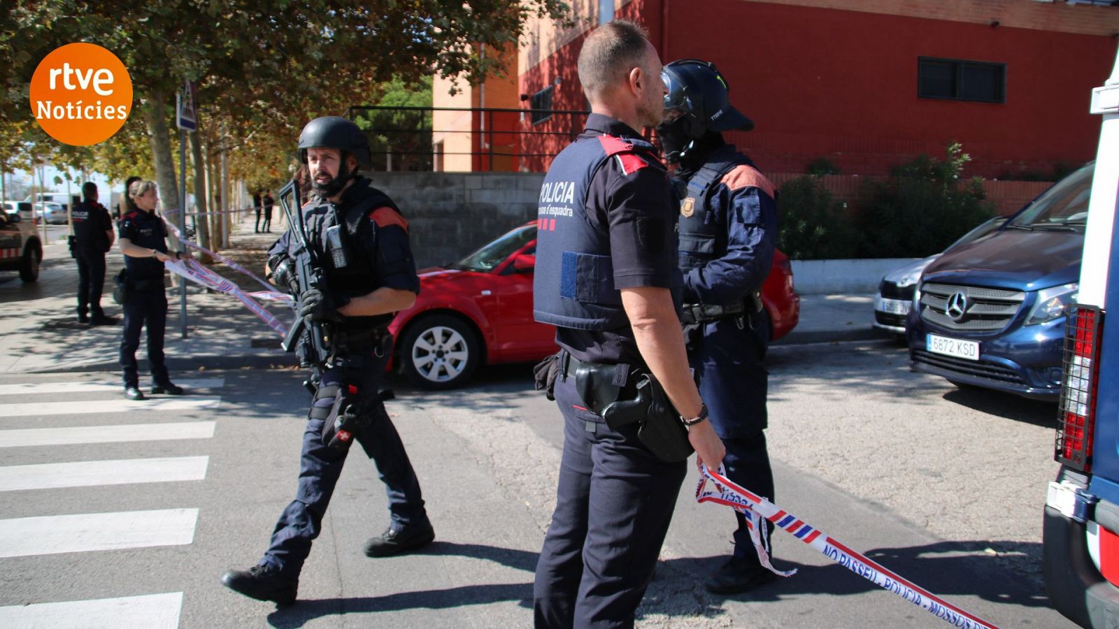 Agents dels Mossos a la zona acordonada pel tiroteig al barri tarragoní de Campclar