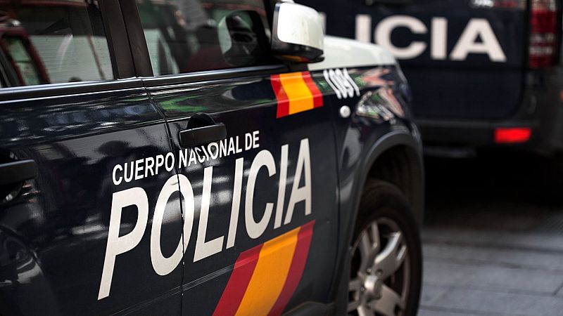 Detalle de dos vehículos de la Policía Nacional