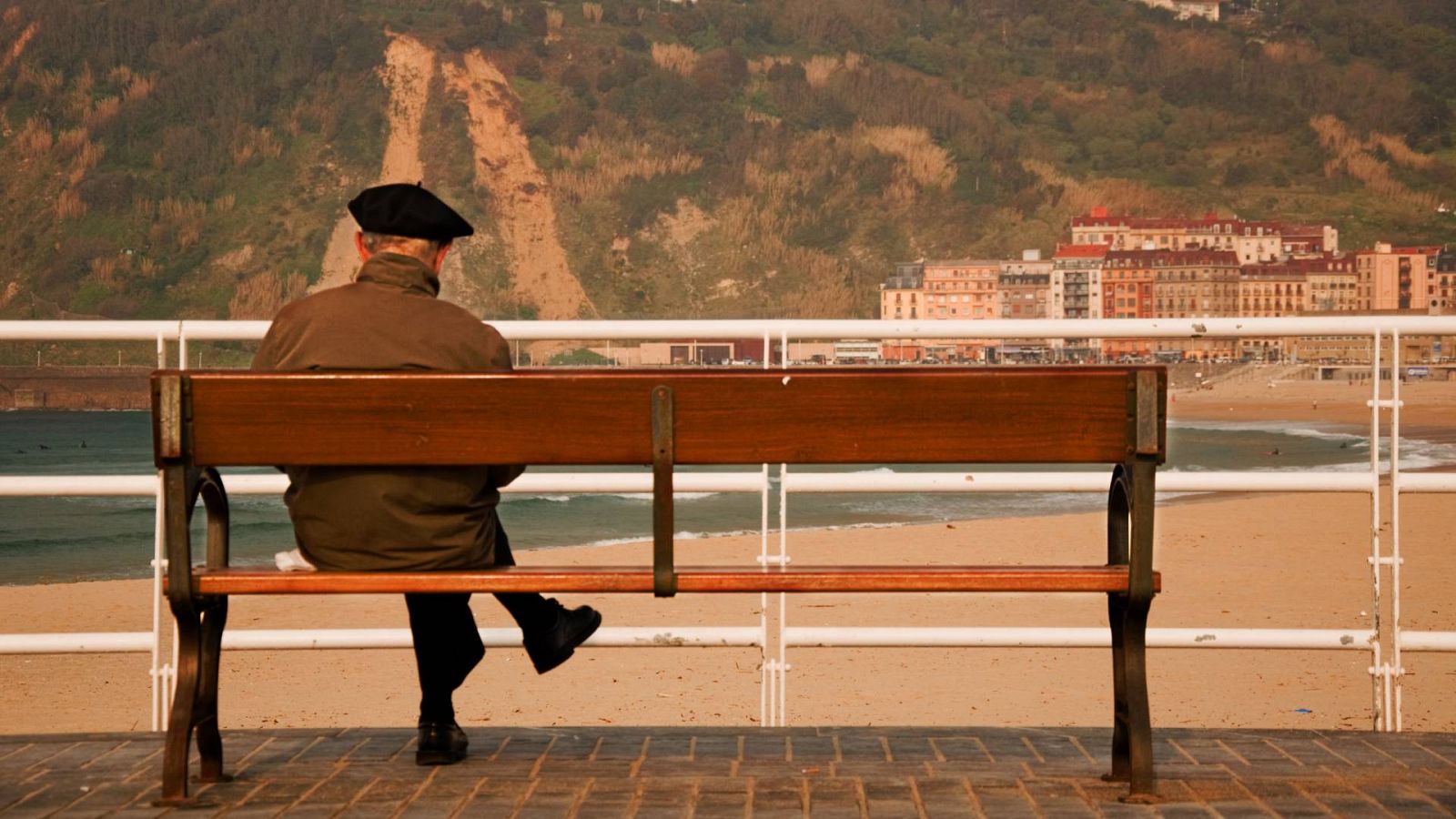 Un señor mayor contempla el mar en San Sebastián