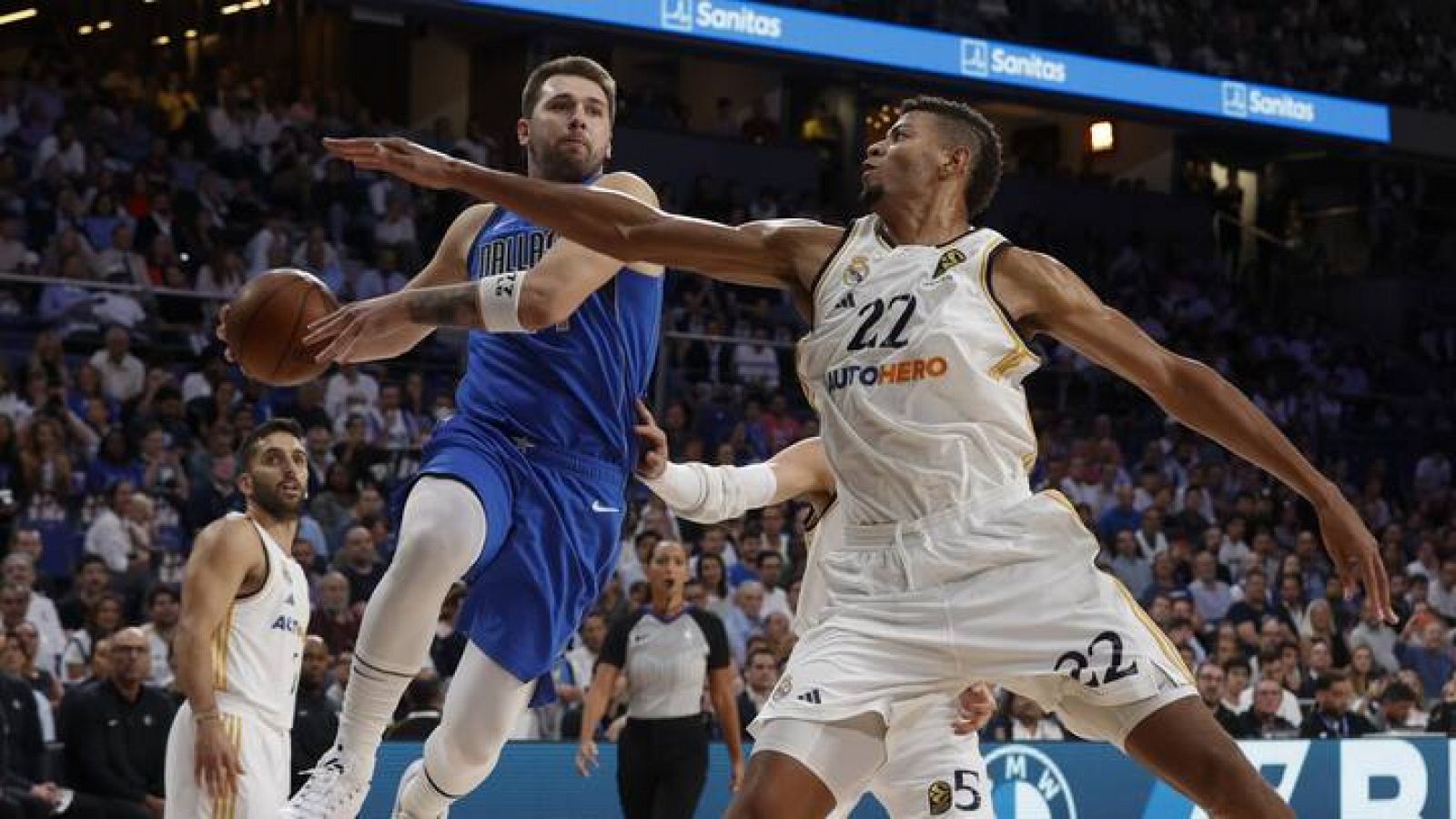 Luka Doncic intenta entrar a canasta frente a Eddy Tavares.