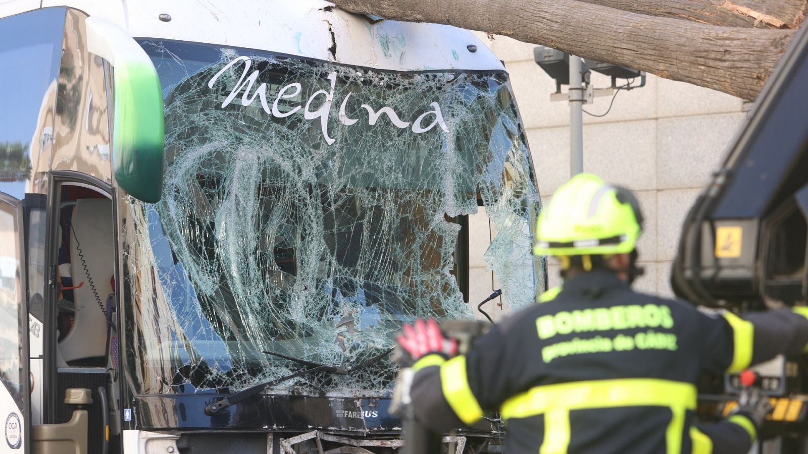 Autobús accidentado el lunes en la entrada de Cádiz