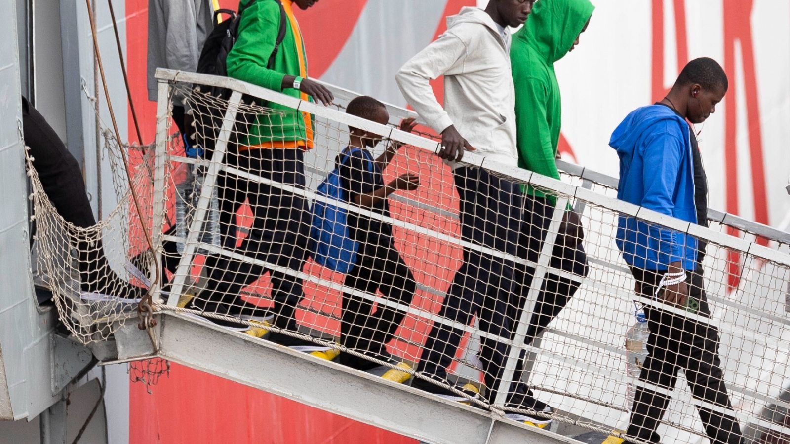 Un grupo de adultos y niños desembarca este domingo en el puerto de Los Cristianos del ferry de Naviera Armas procedente de El Hierro