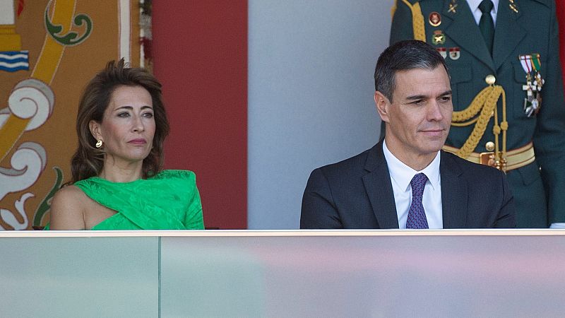 La ministra de Transporte, Movilidad y Agenda Urbana en funciones, Raquel Sánchez y el presidente del Gobierno en funciones, Pedro Sánchez,