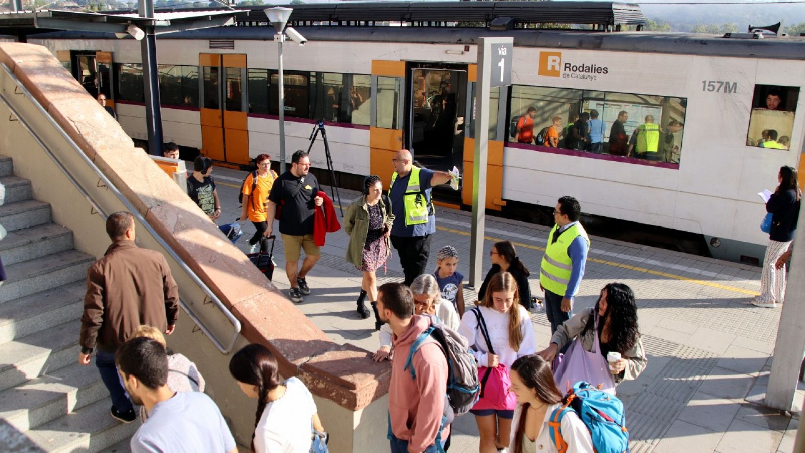 Usuaris de Rodalies a l'estació de Centelles