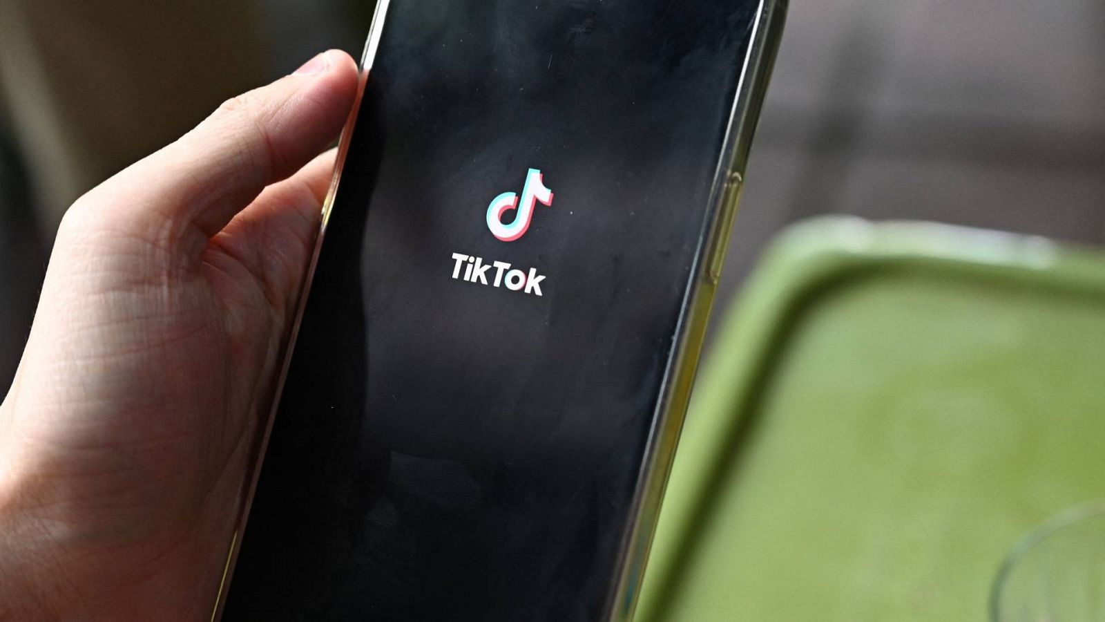 El logotipo de la plataforma TikTok en un teléfono móvil