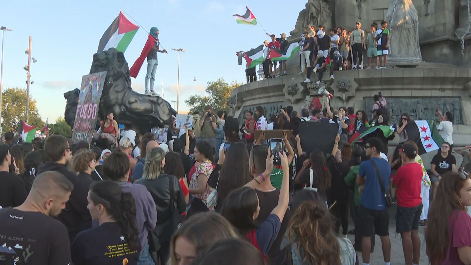 Manifestants al monument a Colom a Barcelona