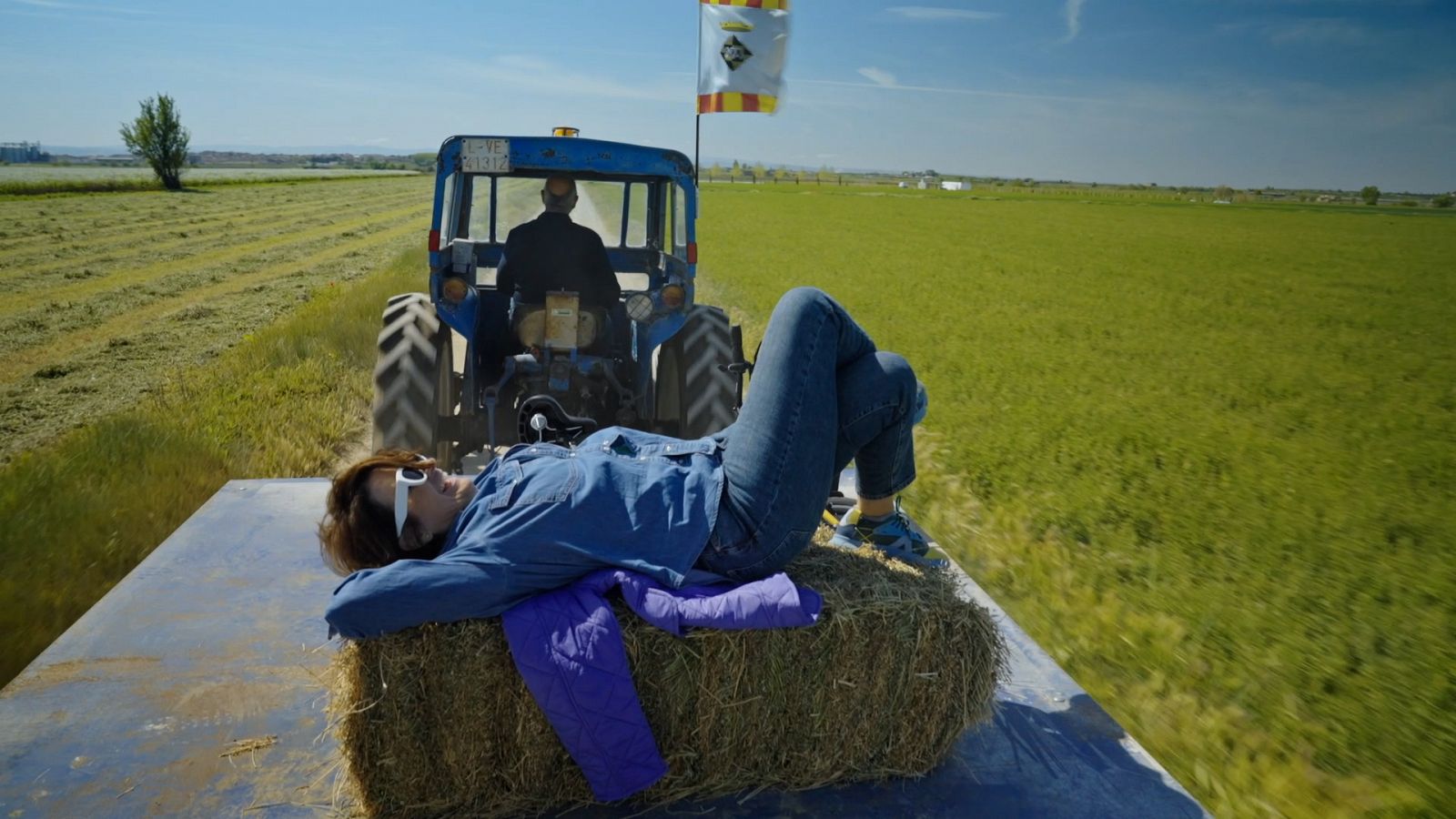 Sílvia Abril, damunt d'un tractor, a 'La recepta perduda'.