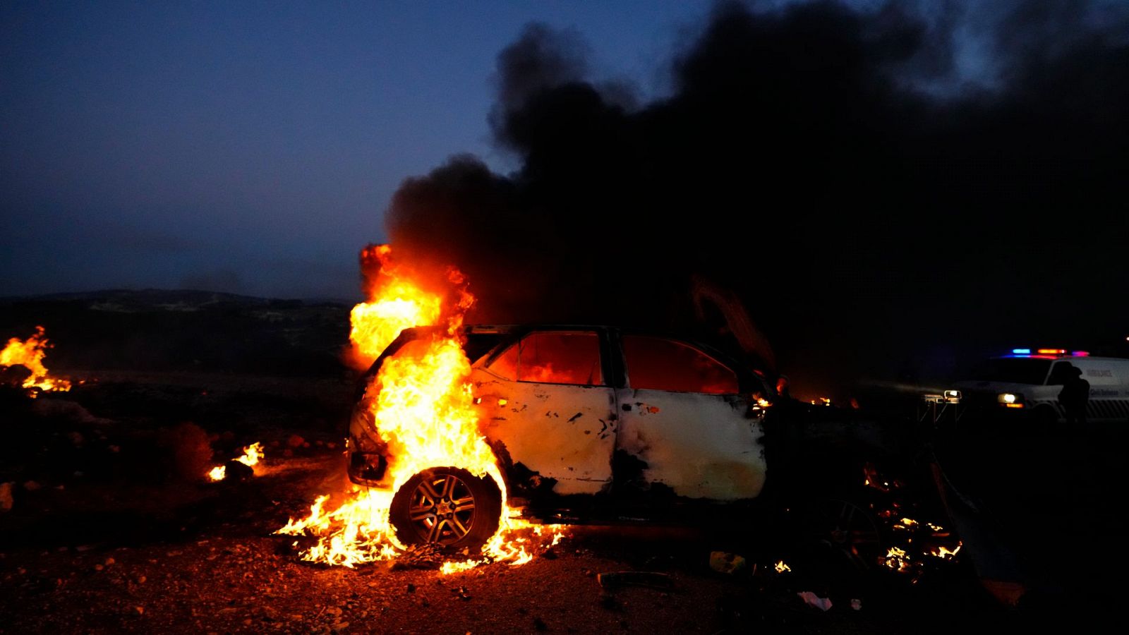 El coche de un periodista arde tras ser alcanzado por un bombardeo israelí,