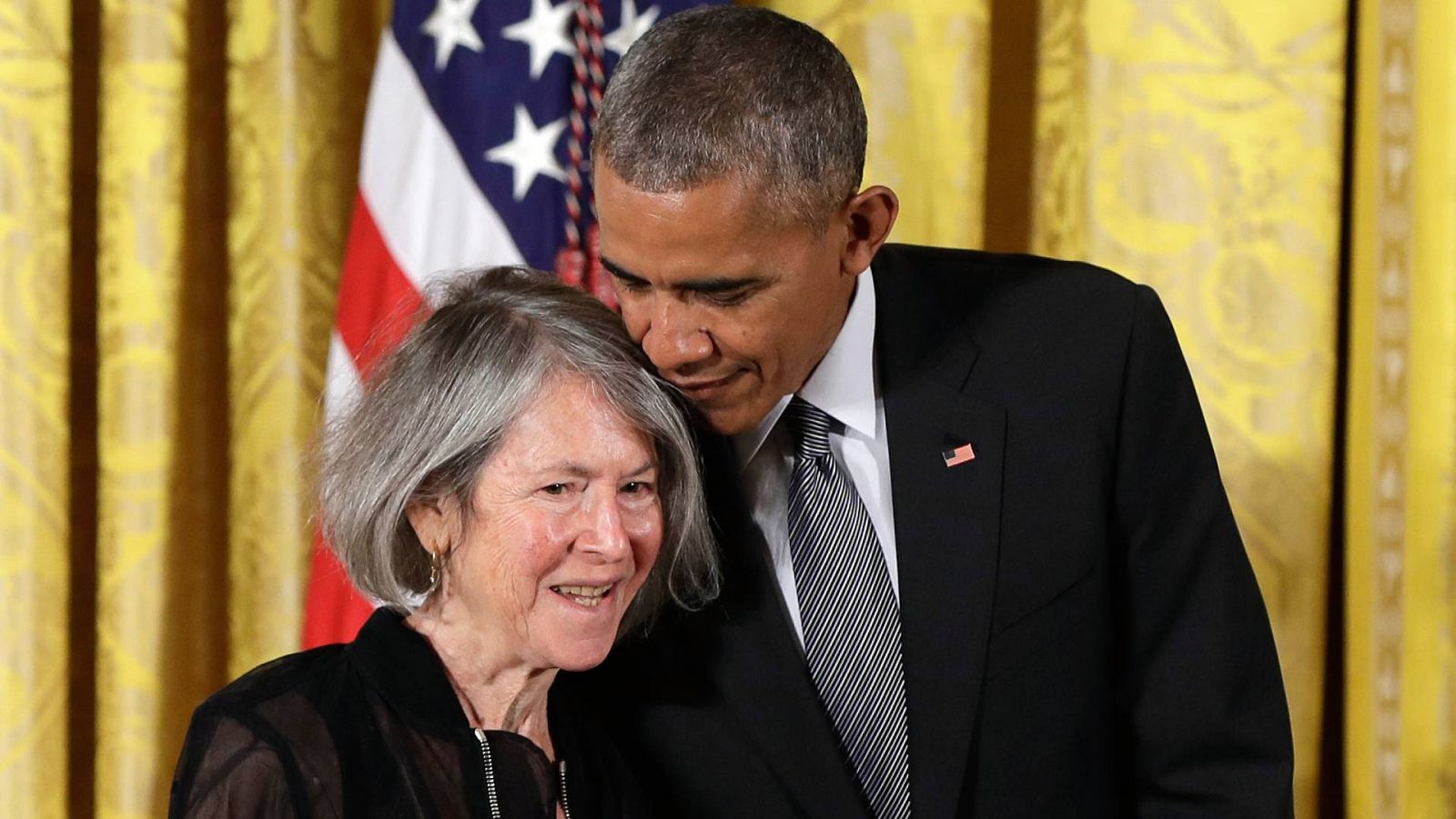 Una imagen de archivo de Louise Glück junto al entonces presidente de EE.UU. Barack Obama.