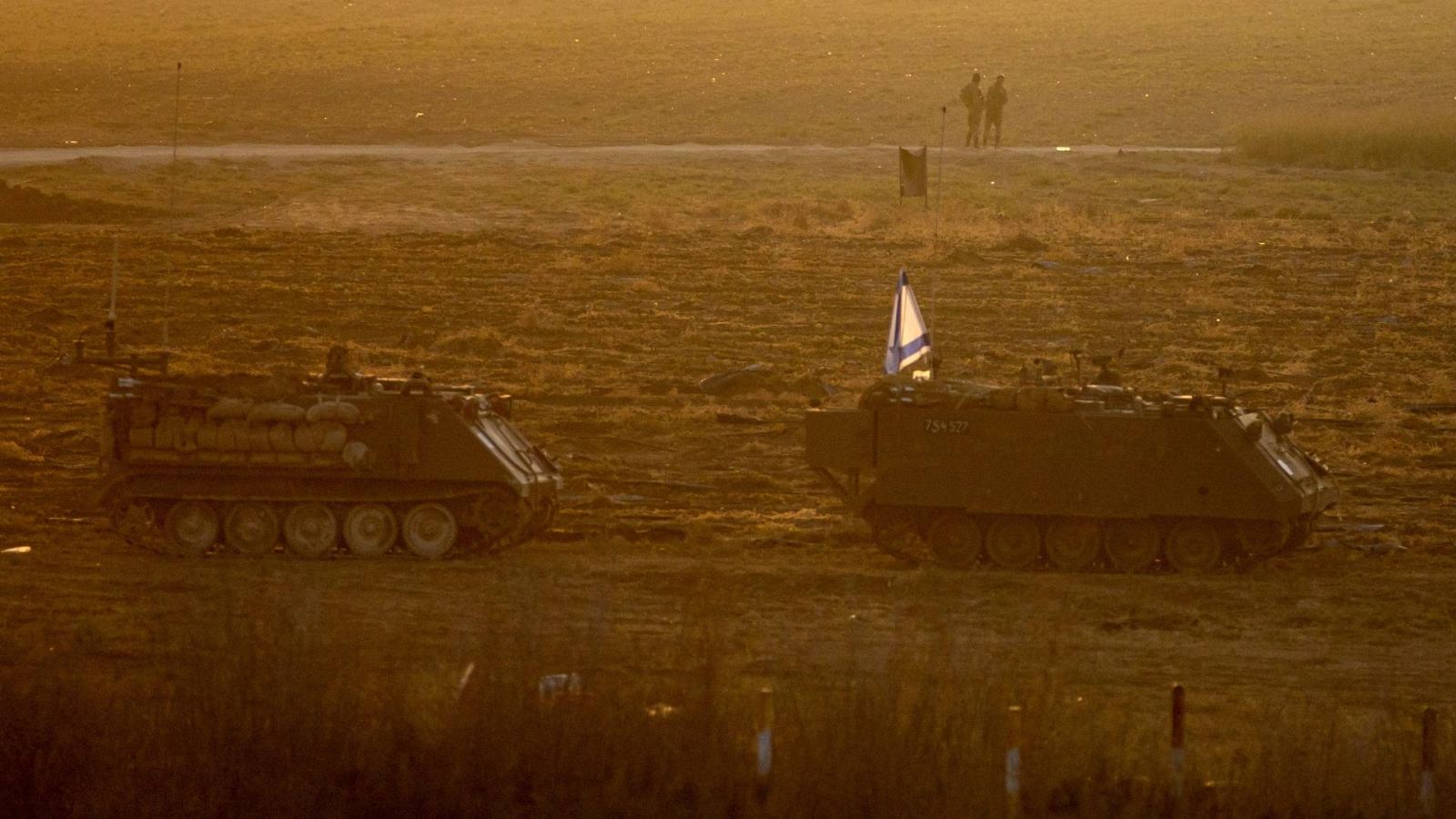 Dos tanques del Ejército de Israel cerca de la frontera con Gaza.