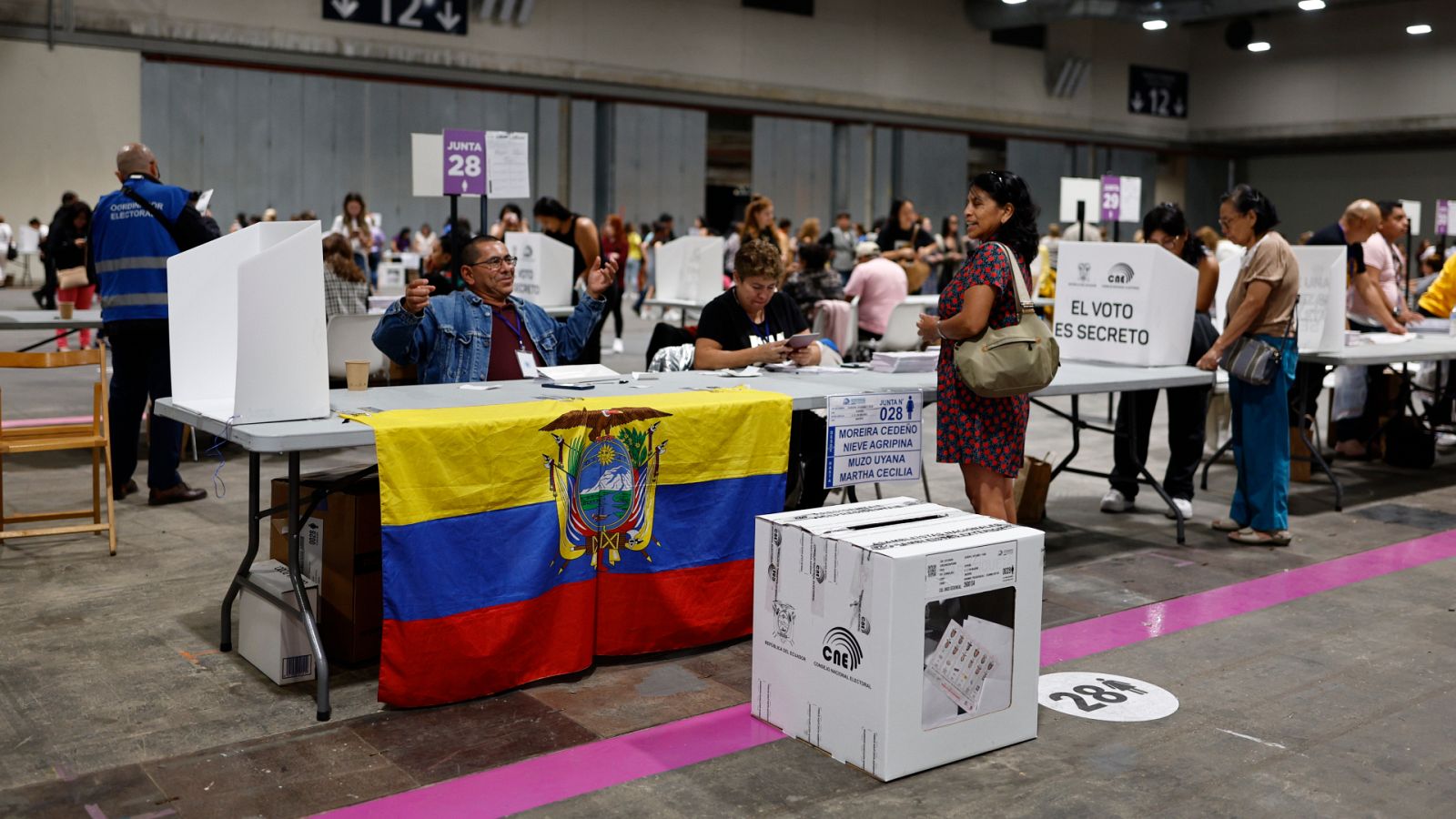 Ecuatorianos ejercen su derecho a voto en un centro de Madrid