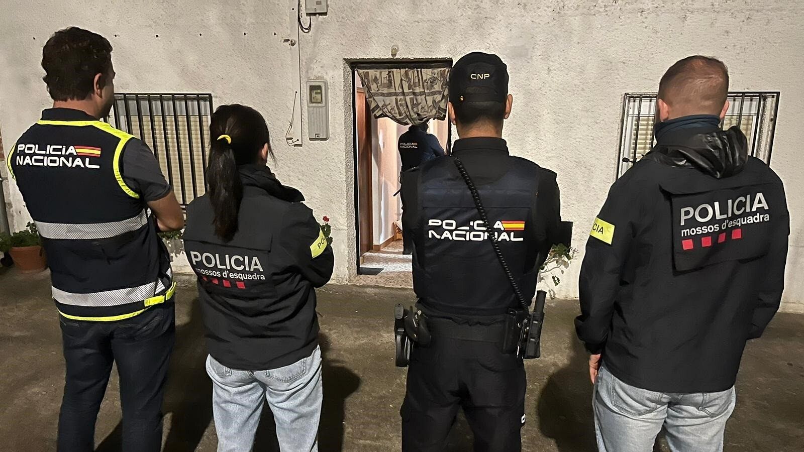 Agentes de la Policía Nacional y los Mossos d'Esquadra