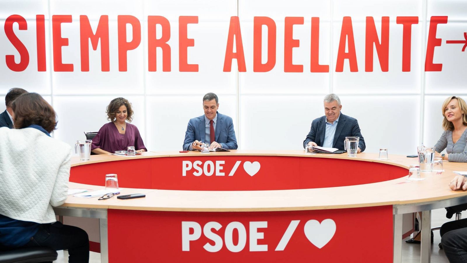 Sánchez preside la primera reunión de la comisión negociadora del PSOE para su investidura