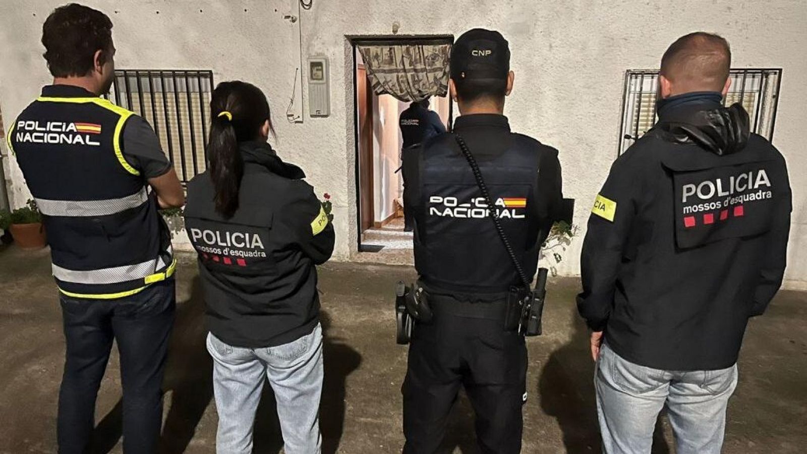 Agents dels Mossos i la Policia Nacional en una de les entrades de l'operatiu