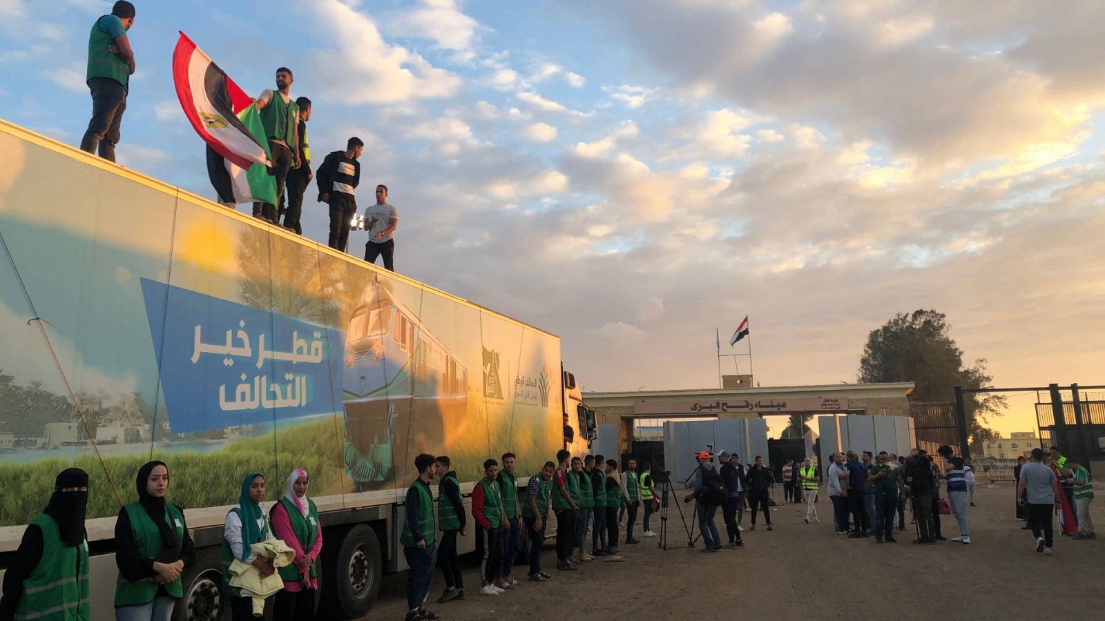 Un convoy de ayuda humanitaria y voluntarios egipcios esperan fuera de la puerta fronteriza de Rafah (Egipto)
