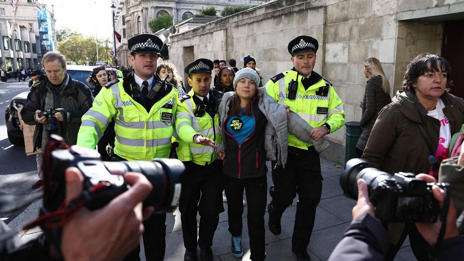 La activista es detenida por la policía durante la manifestación "Oily Money Out"