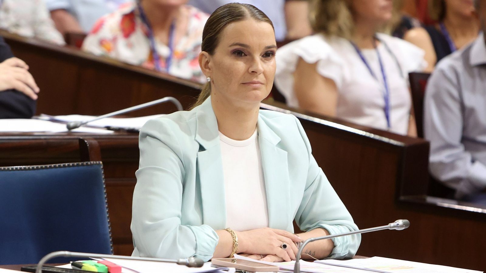 La presidenta del Govern balear, Marga Prohens durante una sesión de control en el Parlament