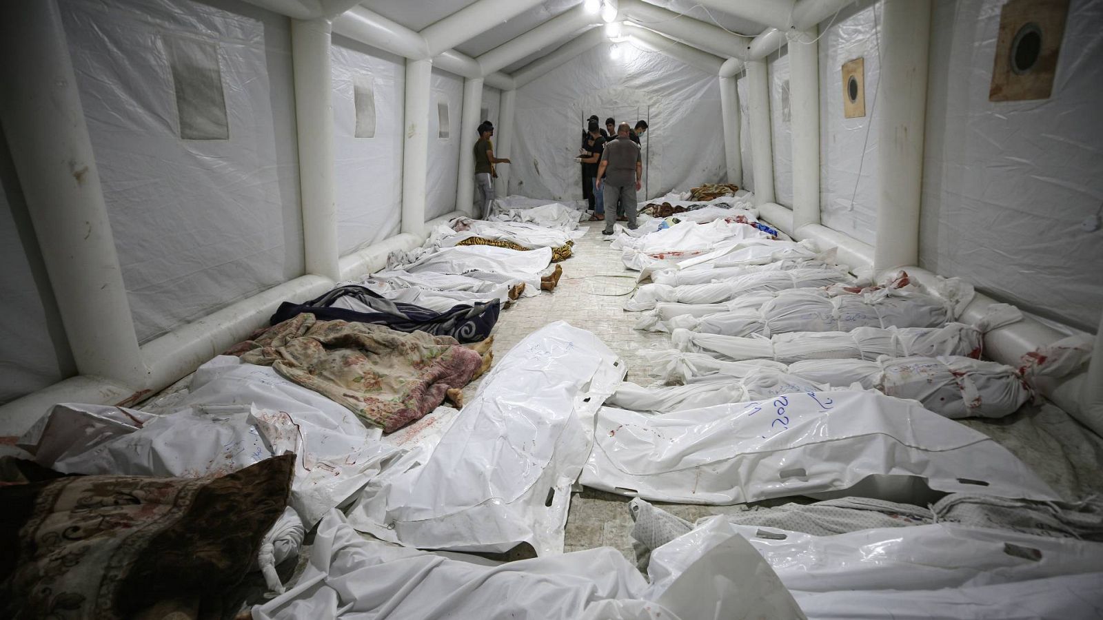 Cuerpos de palestinos muertos en el hospital Al Ahli en Gaza, trasladados al hospital Al Shifa, el 17 de octubre. Foto: AP Photo/Abed Khaled