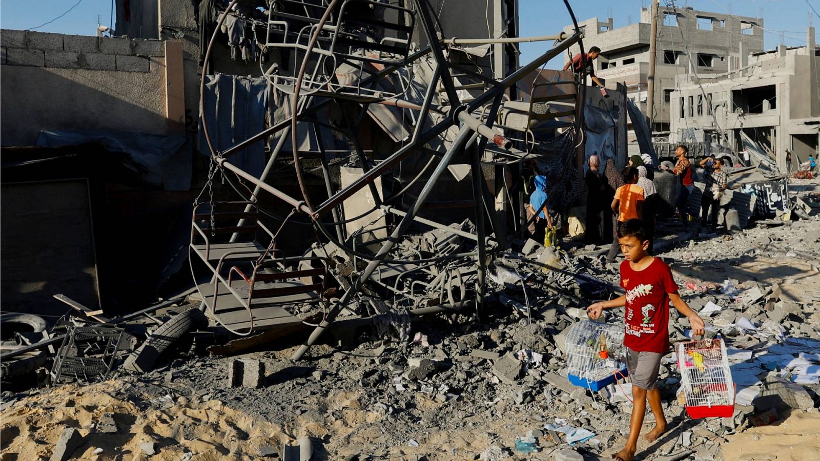 Un niño camina entre los escombros dejados por los ataques de Israel en Khan Younis, al sur de Gaza