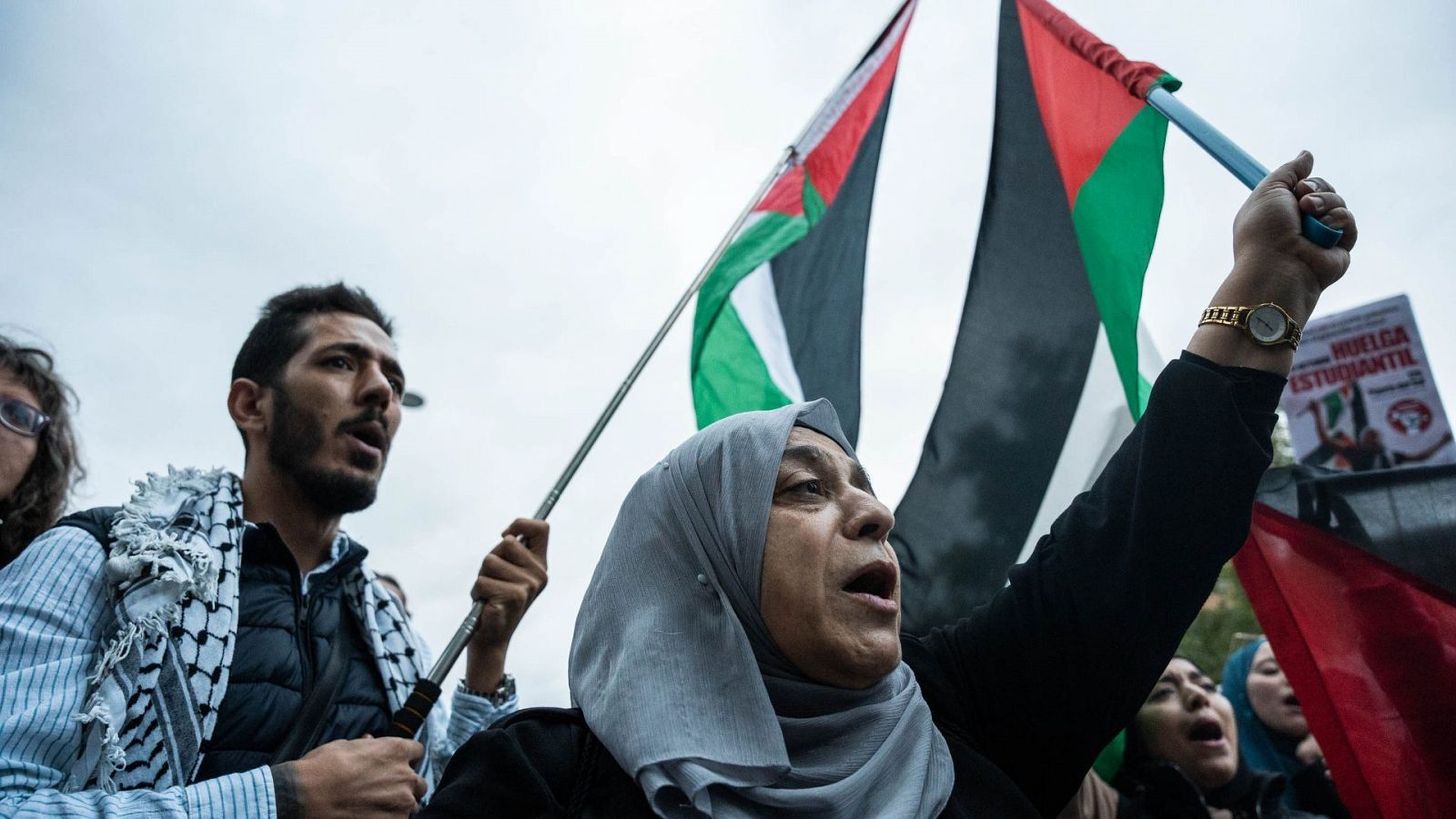 Manifestantes en una concentración de emergencia en Madrid por los últimos acontecimientos en Gaza