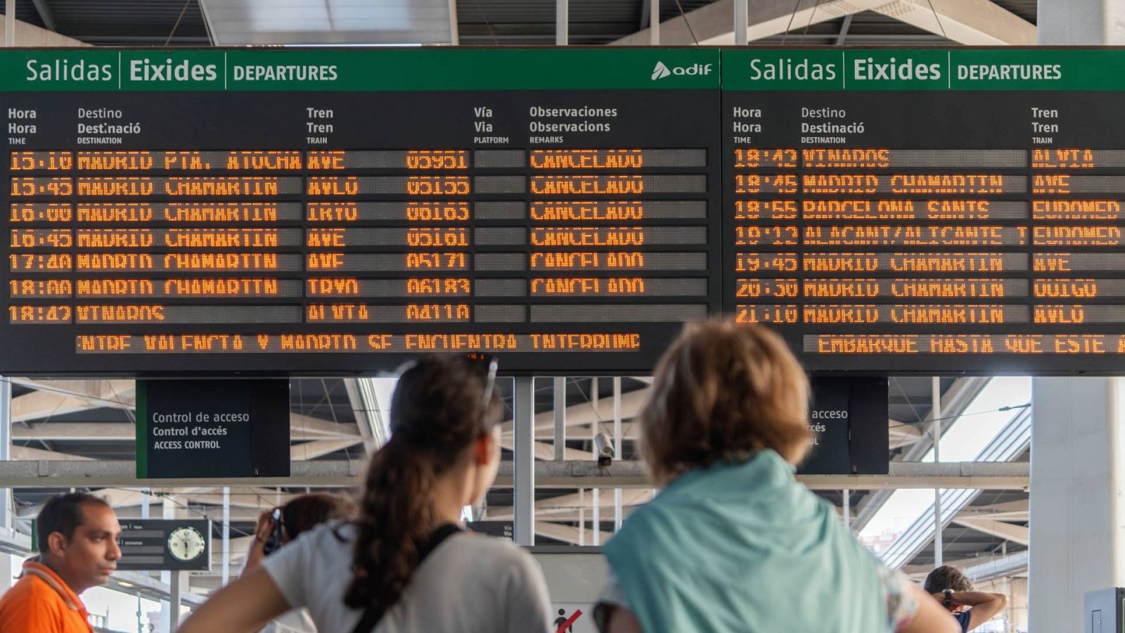 Un panel de viajes cancelados de la estación de ave Joaquín Sorolla, con motivo de la incidencia producida en un tren Alicante-Madrid Chamartín, a 13 de octubre de 2023, en Valencia