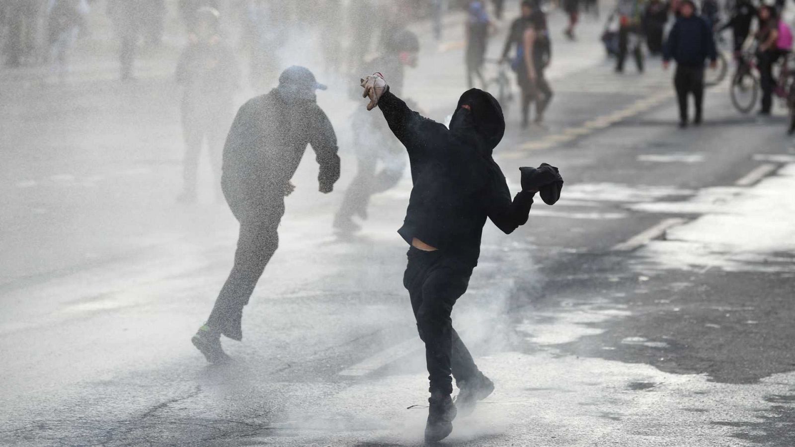 Manifestantes chocan con la policía antidisturbios durante una protesta en el estallido social de 2019 en Chile.