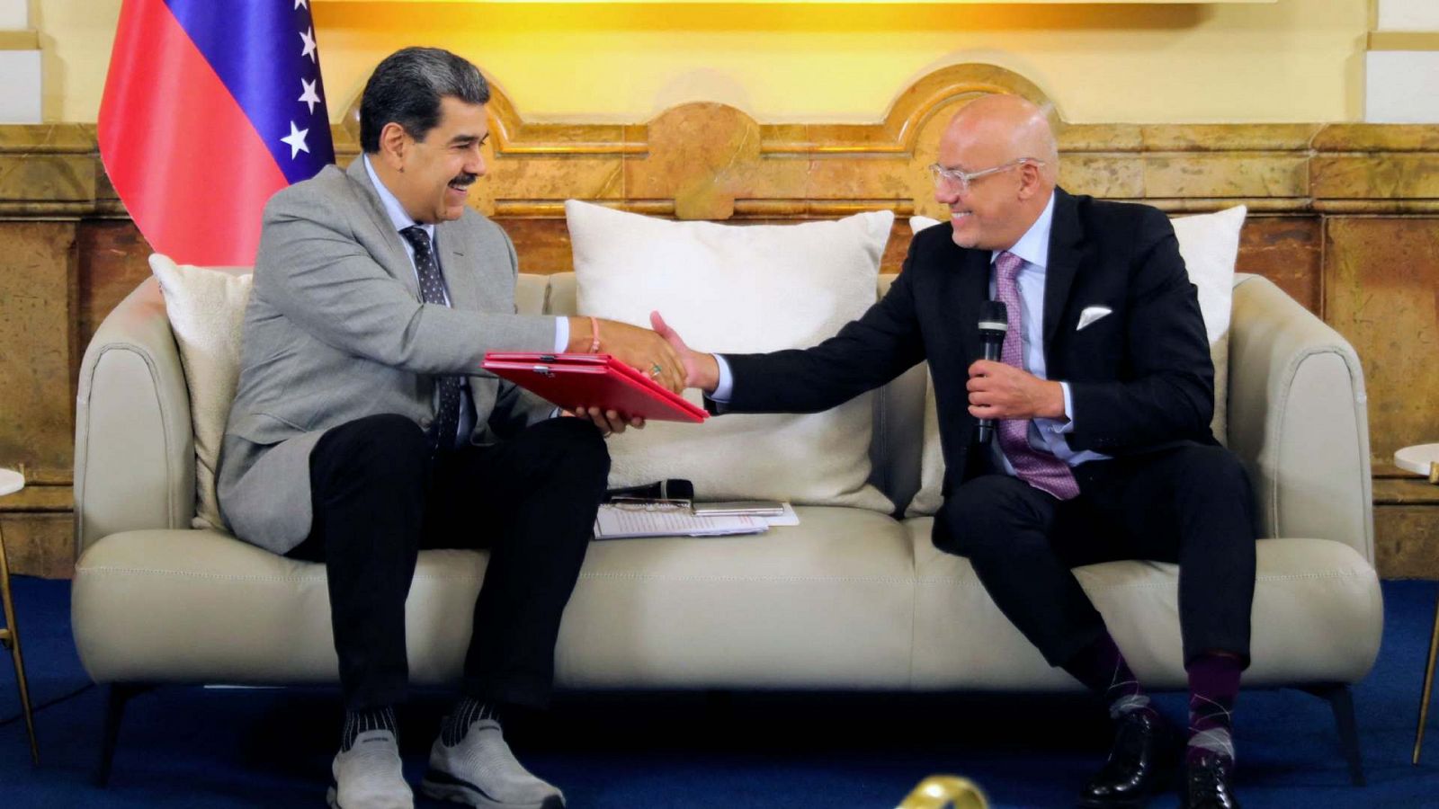 El presidente de Venezuela, Nicolás Maduro, y el presidente de la Asamblea Nacional, Jorge Rodríguez, durante una reunión después de firmar un acuerdo.