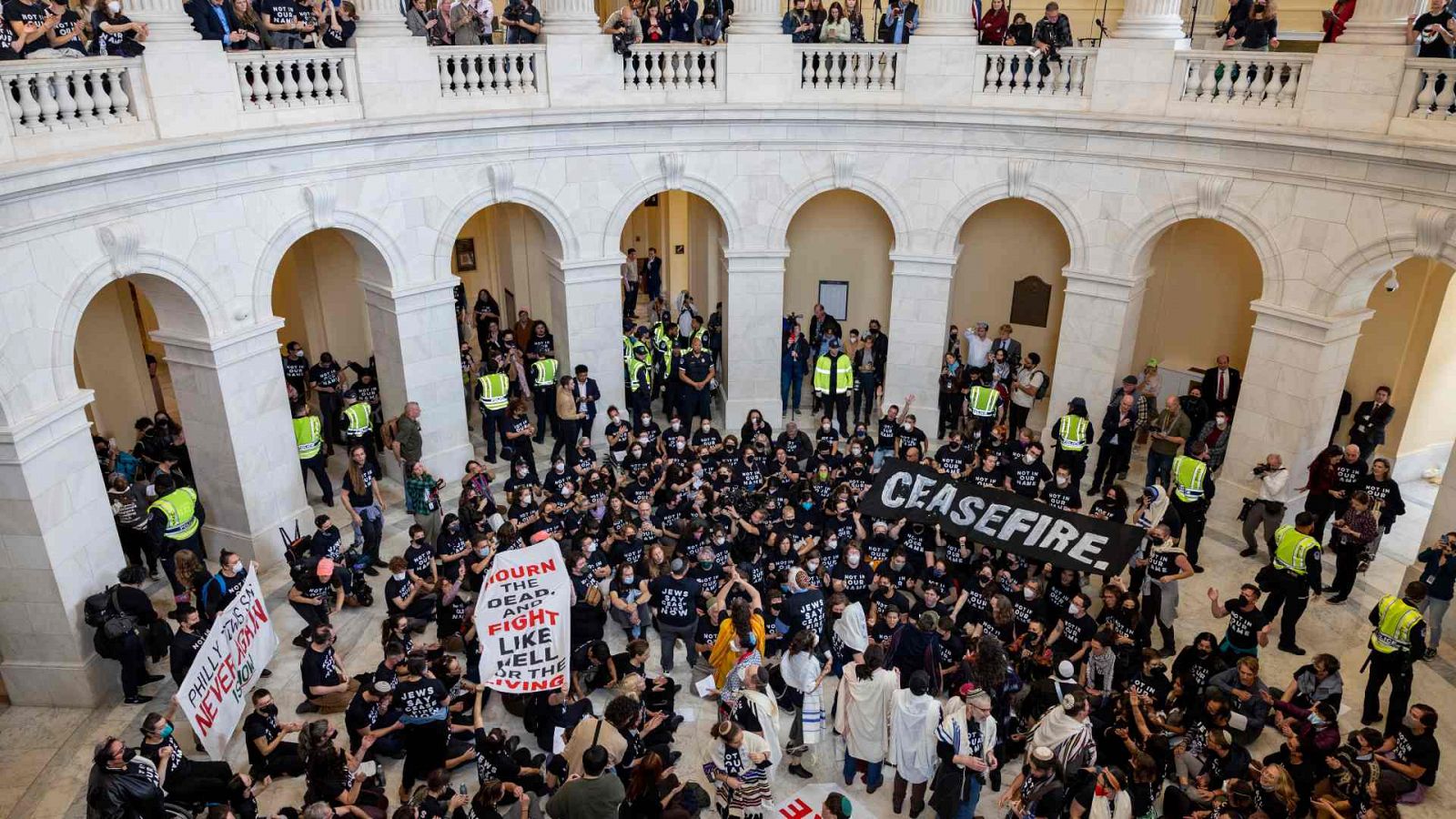 Manifestantes piden un alto el fuego por la guerra entre Israel y Hamás durante una protesta en el Capitolio de Washington.