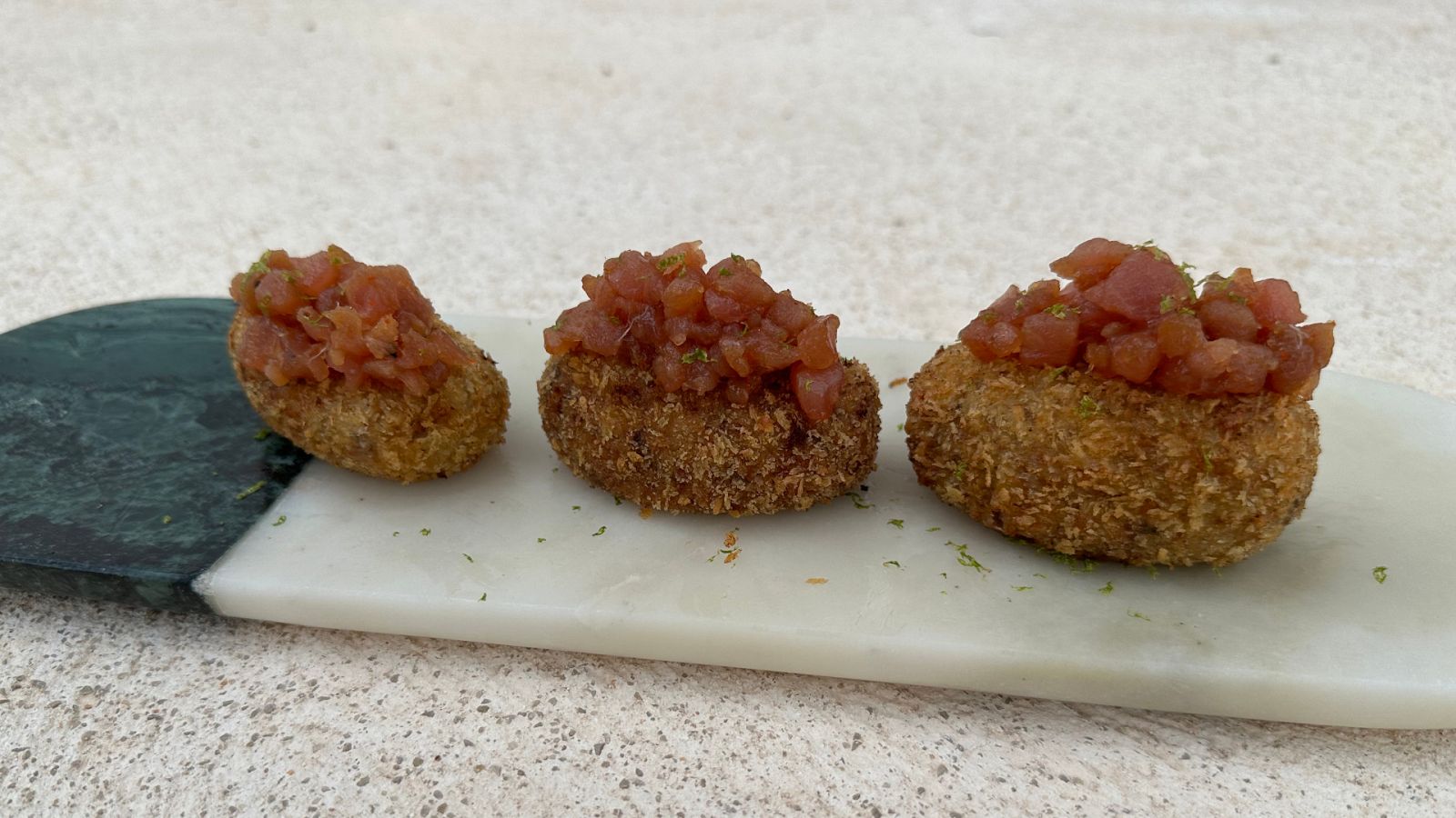 Croquetas de carrillera de cerdo con tartar de atún