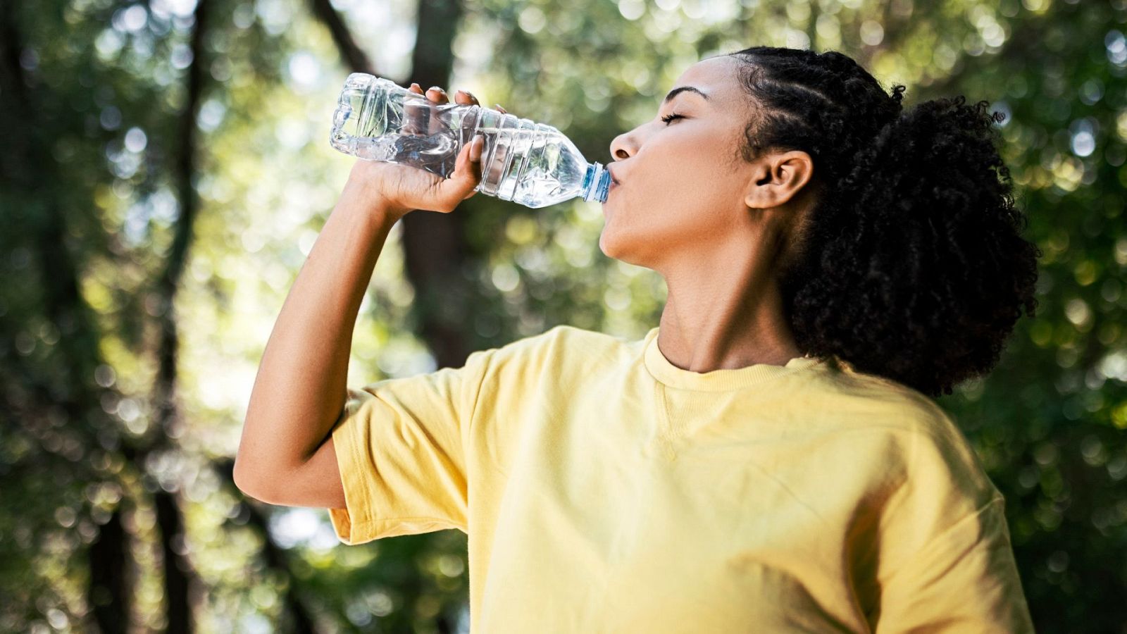 Comprar agua envasada tiene un impacto medioambiental 3.500 veces mayor que beberla del grifo.