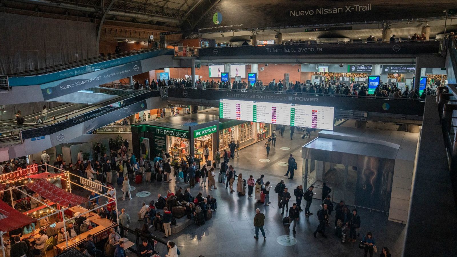 Decenas de personas esperan tras el retraso o cancelación en sus trenes en la estación de Puerta de Atocha-Almudena Grandes